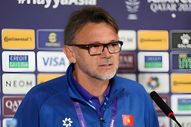 HLV Troussier: "Mọi người có thể chỉ trích tôi, đừng nhắm vào cầu thủ"