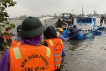 Cứu hộ chiếc phà chở 21 người bị chìm ở Quảng Nam lên bờ