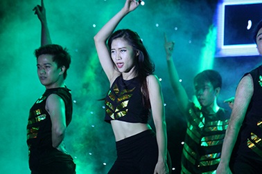 Vũ công 9x trình diễn nóng bỏng với lửa trên sân khấu