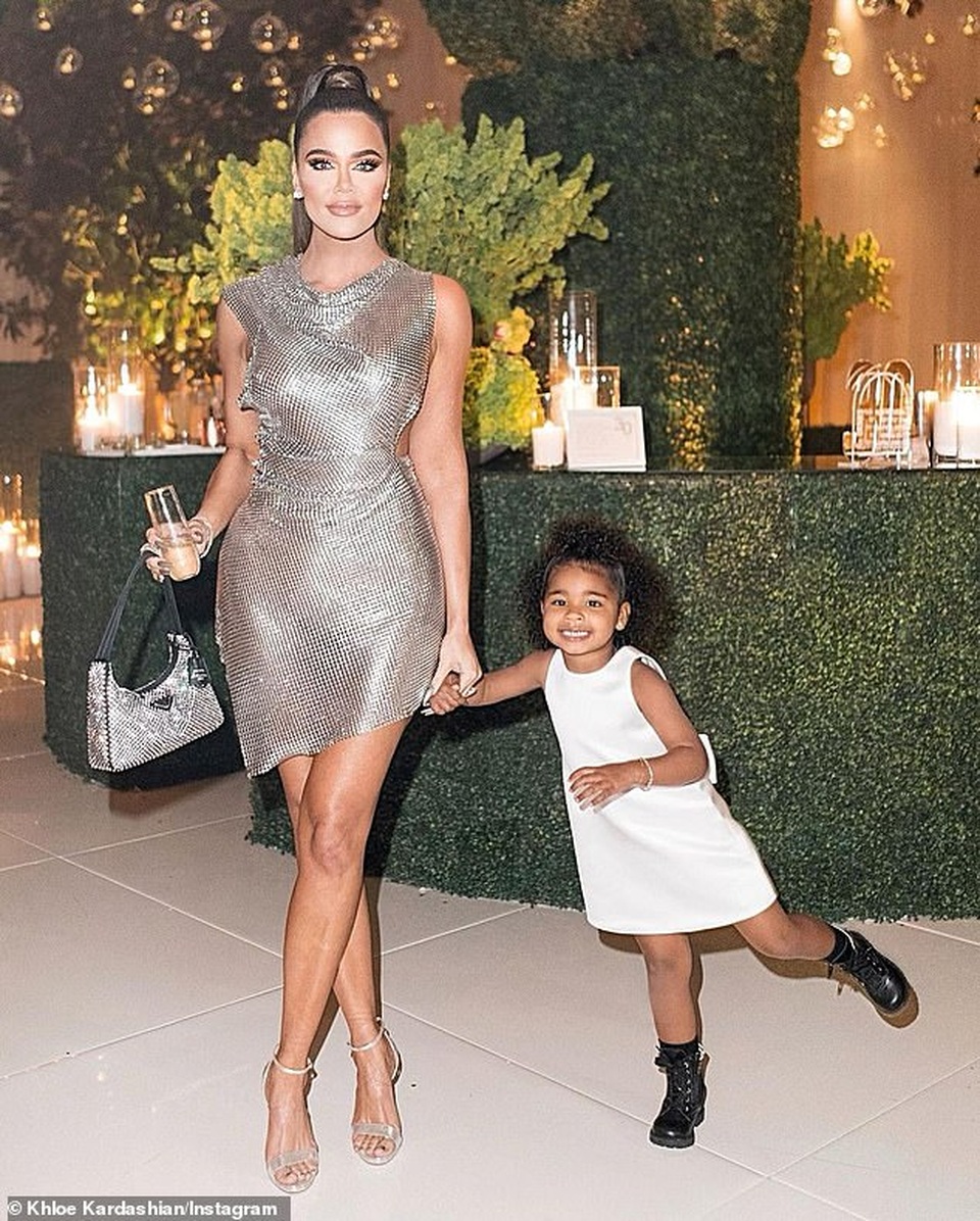 Khoe nhẫn kim cương khủng, Khloe Kardashian bị nghi đã đính hôn - 4 Khoe nhẫn kim cương khủng, Khloe Kardashian bị nghi đã đính hôn - 4