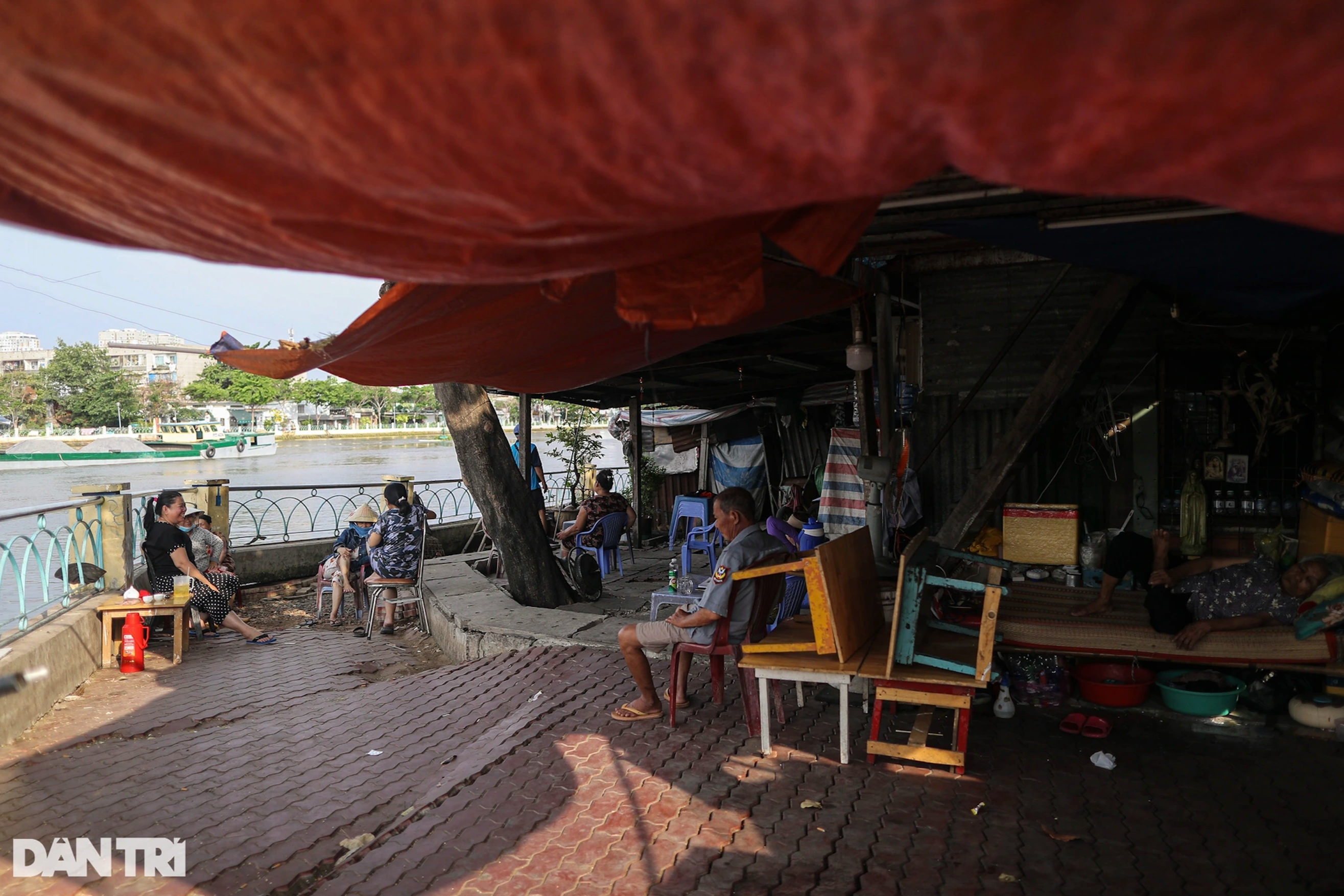 View - Lao động nghèo sống thấp thỏm trong những ngôi nhà chờ sập giữa TPHCM | Báo Dân trí