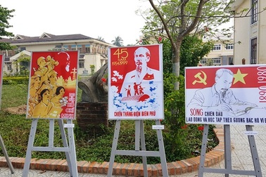 Triển lãm tranh cổ động về Chủ tịch Hồ Chí Minh