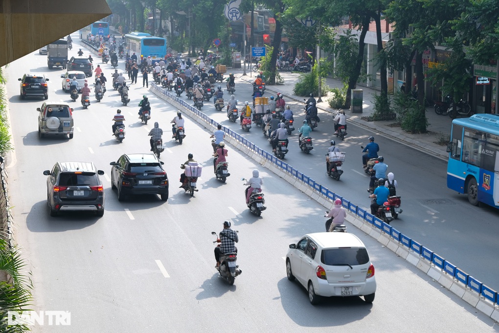 Phân làn đường Nguyễn Trãi: Hàng loạt xe máy lấn làn ôtô giờ cao điểm - 5 Phân làn đường Nguyễn Trãi: Hàng loạt xe máy lấn làn ôtô giờ cao điểm - 5
