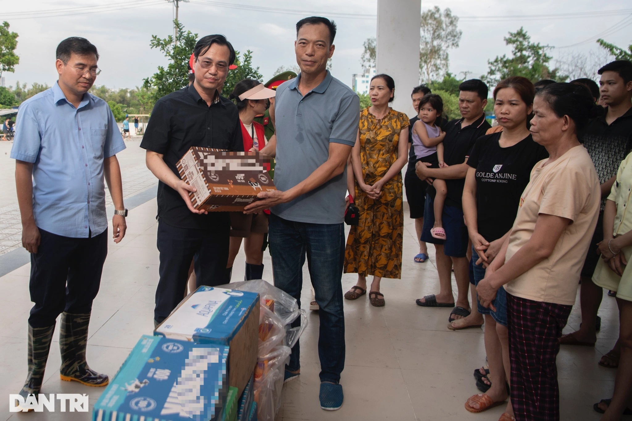 Hà Nội: Làng gốm Bát Tràng chìm trong biển nước - 15