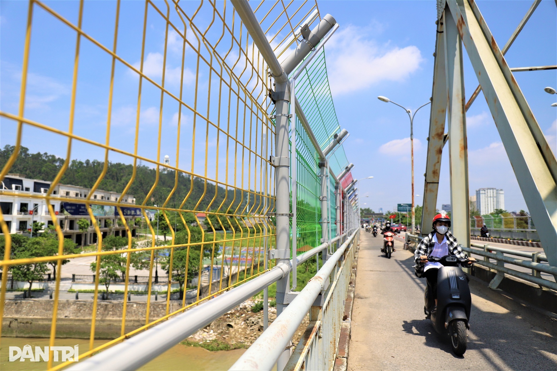 Lá chắn thép ngăn người tự tử trên cầu Bến Thủy - 2 Lá chắn thép ngăn người tự tử trên cầu Bến Thủy - 2