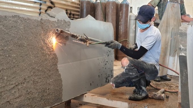 Công nhân các huyện đổ về thành phố lao động giúp các doanh nghiệp duy trì sản xuất