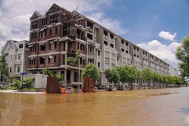 Cách nào để cư dân 'biệt thự triệu đô' Hà Nội vượt mưa lũ?