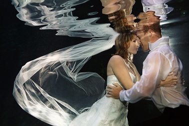 Ngỡ ngàng những bức ảnh cưới dưới nước đẹp như mơ