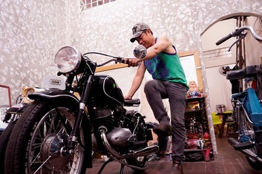 Kỳ công với niềm đam mê phục chế xe cổ