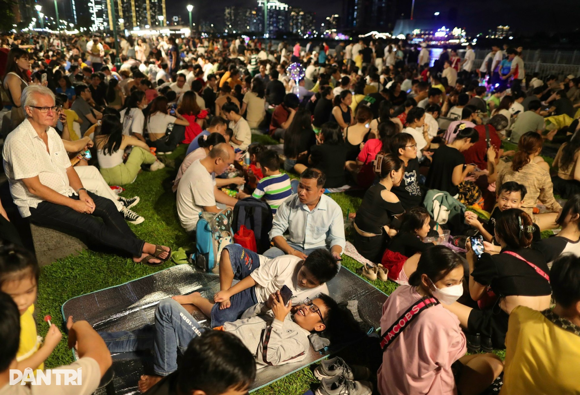 Biển người đổ về trung tâm TPHCM xem pháo hoa - 3 Biển người đổ về trung tâm TPHCM xem pháo hoa - 3