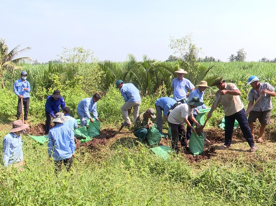 Huy động cả trăm người hỗ trợ huyện cù lao ứng phó với triều cường - 1 Huy động cả trăm người hỗ trợ huyện cù lao ứng phó với triều cường - 1