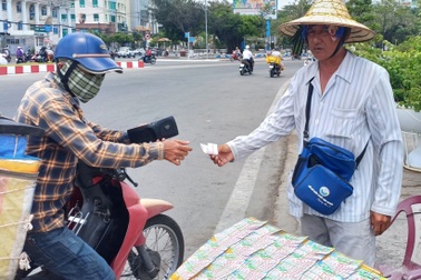 Tờ vé số đổi đời với người mua dễ là "bẫy an sinh" níu chân người bán