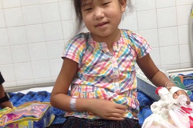 Bé gái người Mông mang khối u khủng được xuất viện