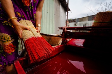 Độc đáo nghề "đốt là thơm" ở ngoại ô Sài Gòn