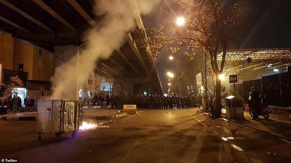 Người Iran biểu tình đòi lãnh đạo từ chức sau vụ bắn nhầm máy bay - 6 Người Iran biểu tình đòi lãnh đạo từ chức sau vụ bắn nhầm máy bay - 6