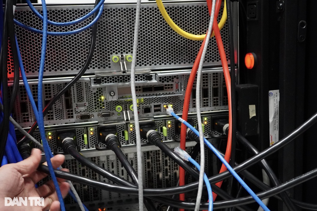 Siêu máy chủ AI có giá 10 tỷ đồng, lần đầu tiên có tại đại học Việt Nam - 4 Siêu máy chủ AI có giá 10 tỷ đồng, lần đầu tiên có tại đại học Việt Nam - 4