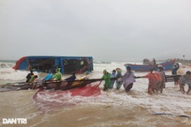 Sóng gió to bất thường, hàng loạt tàu cá bị chìm, cả làng ứng cứu