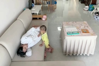 Hành động đáng yêu của em bé khi thấy mẹ ngủ quên