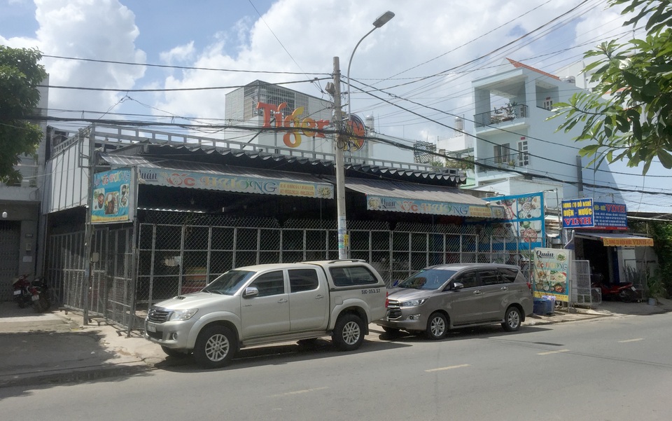Gần 200 thanh niên cầm hung khí đánh người, đập phá quán ốc - 4 Gần 200 thanh niên cầm hung khí đánh người, đập phá quán ốc - 4