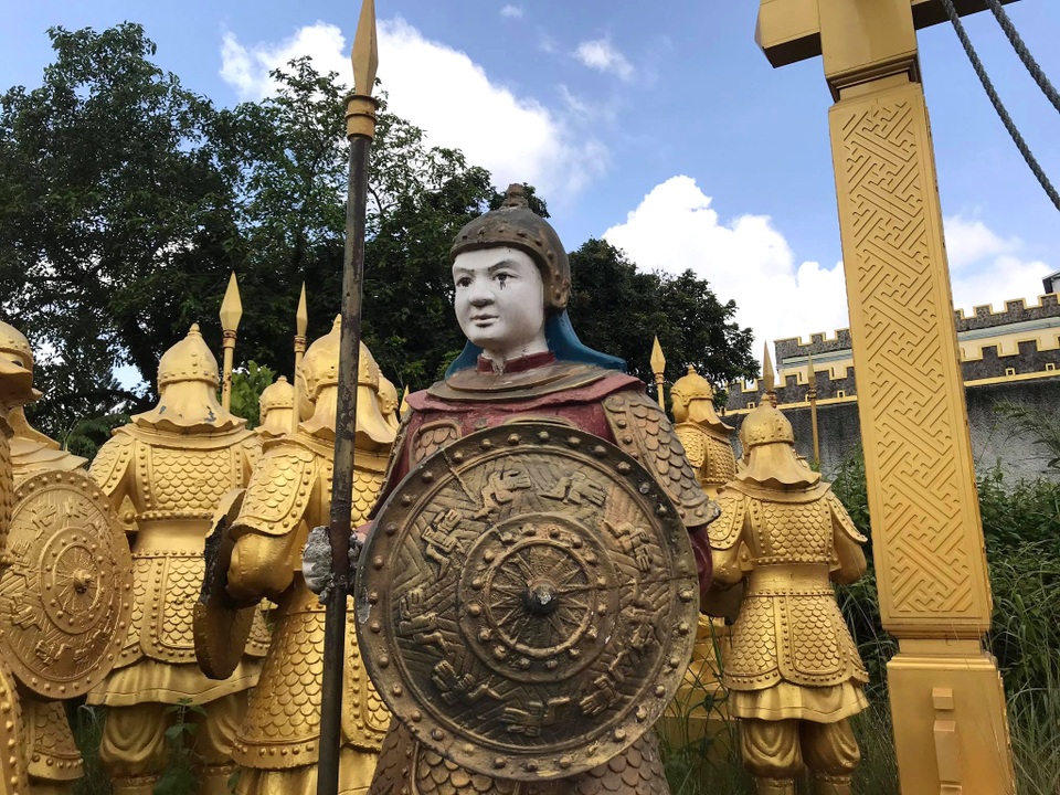 Cận cảnh đội quân đất nung “giống lính Tần Thuỷ Hoàng” trong bãi phế liệu - 10 Cận cảnh đội quân đất nung “giống lính Tần Thuỷ Hoàng” trong bãi phế liệu - 10