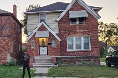 Chàng trai mua nhà hoang giá 2.100 USD rồi cải tạo thành biệt thự tặng mẹ