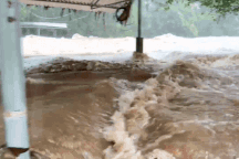 Nước lũ đổ về cuồn cuộn, hàng nghìn học sinh phải nghỉ học