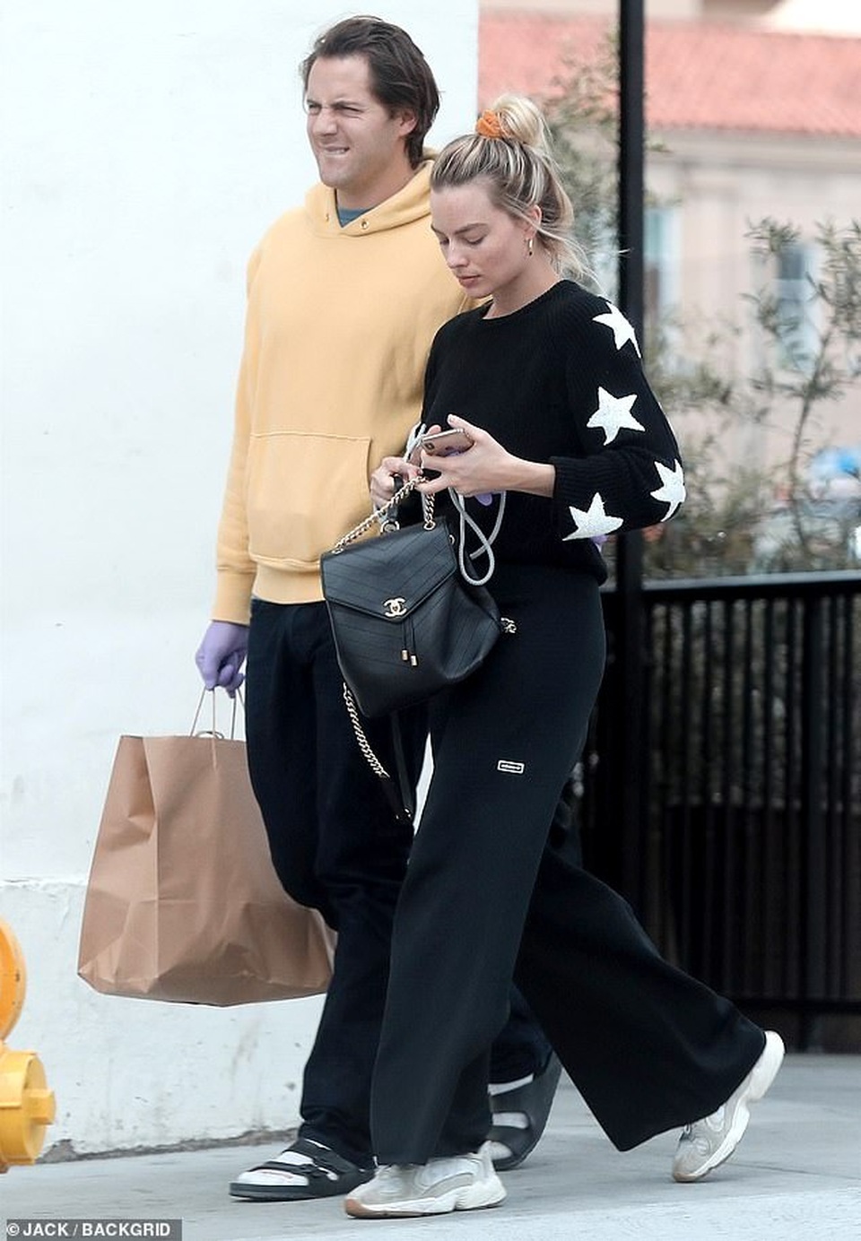 Người sói Hugh Jackman đeo khẩu trang ra phố - 4 Người sói Hugh Jackman đeo khẩu trang ra phố - 4