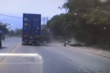 Đồng Nai: Truy tìm tài xế xe ben vượt ẩu, tông học sinh rồi bỏ chạy