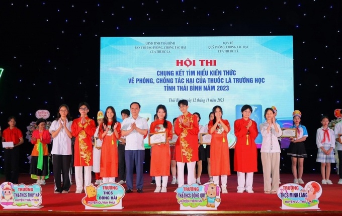 Ban tổ chức Hội thi trao giải nhất đồng đội cho Trường THCS Kỳ Bá, TP Thái Bình.