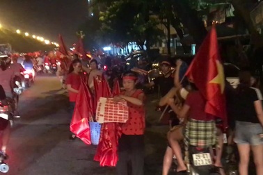 Chuyện lạ trong đêm vui tuyển Olympic thắng Syria: Cờ quạt ế ẩm đầy đường