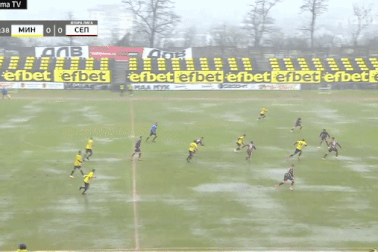 Bất chấp nghịch cảnh, cầu thủ vô danh lập siêu phẩm không tưởng