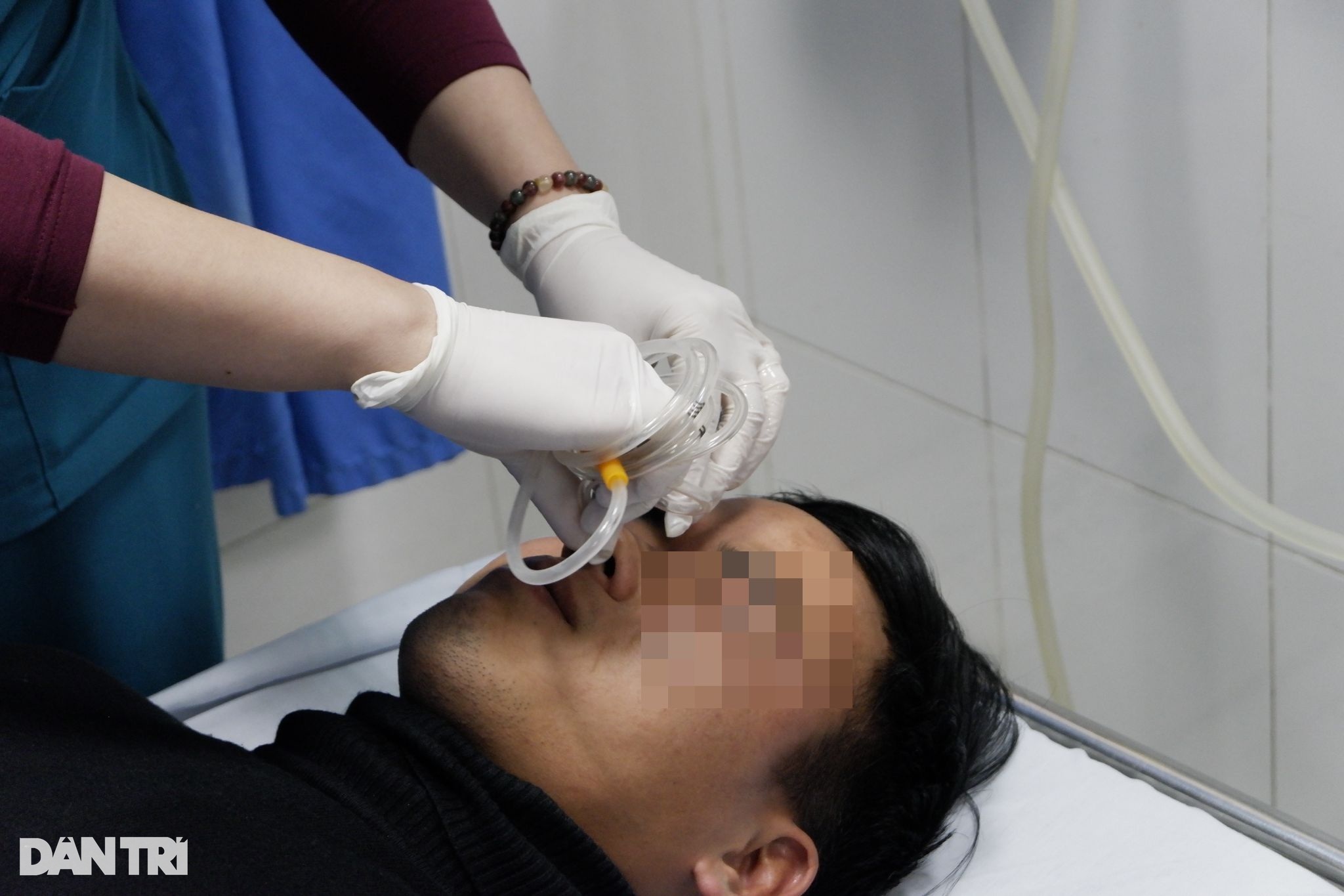 Đêm trắng cấp cứu: Chân không nghỉ, đèn không tắt trên đường đua sinh mệnh - 11 Đêm trắng cấp cứu: Chân không nghỉ, đèn không tắt trên đường đua sinh mệnh - 11