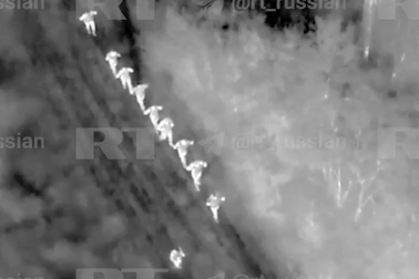 Khoảnh khắc gần 20 binh sĩ Ukraine đầu hàng