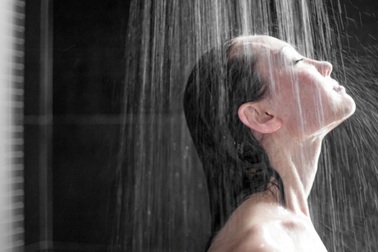 Người mắc Covid-19 tắm thế nào để không viêm phổi?