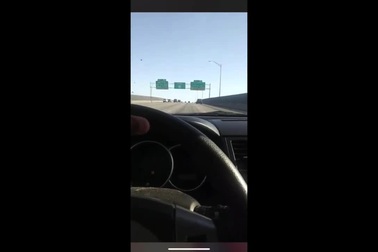 Vừa lái xe tốc độ 100 dặm/giờ vừa livestream, “anh hùng xa lộ” gặp kết đắng