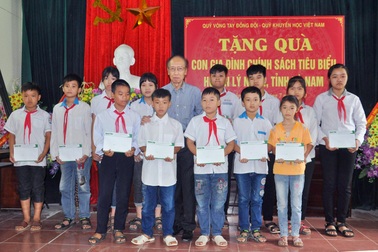 Quỹ Vòng tay Đồng đội tặng 40 suất học bổng đến con gia đình chính sách
