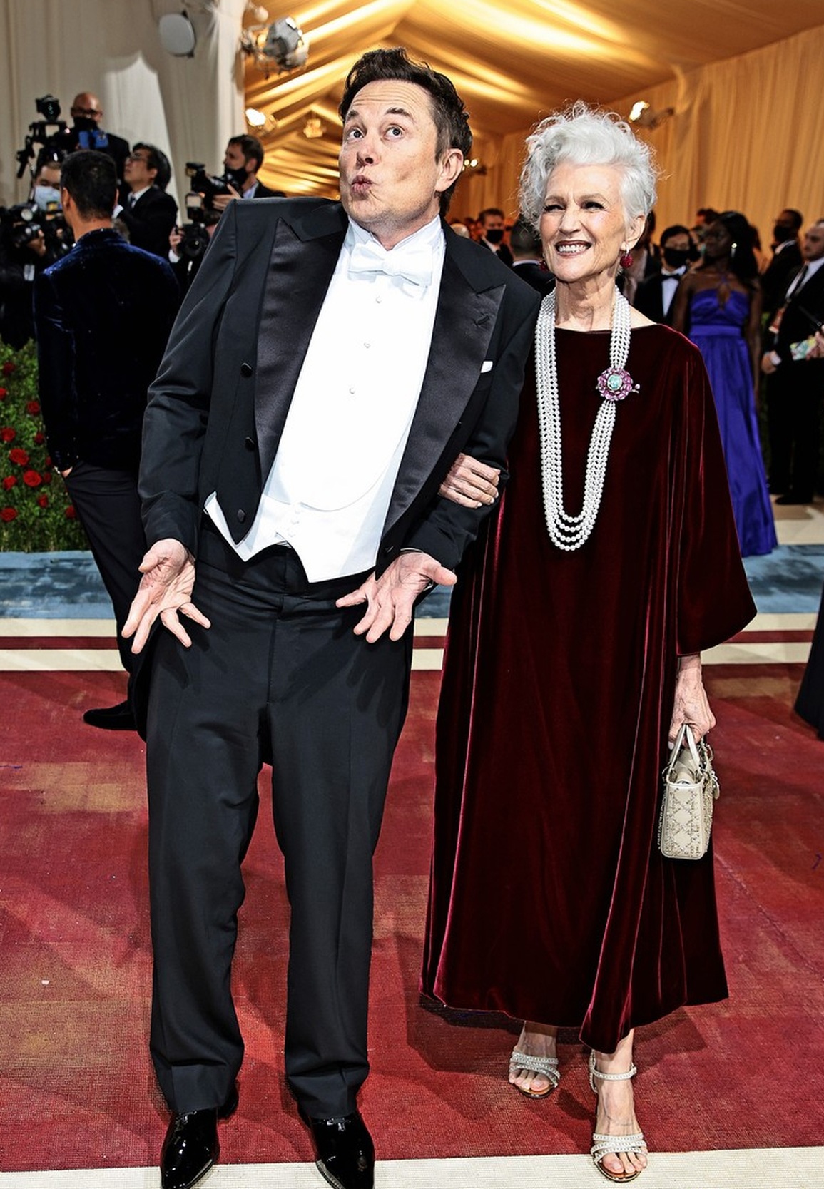 Brooklyn Beckham tình tứ hôn con gái tỷ phú trên thảm đỏ Met Gala - 13 Brooklyn Beckham tình tứ hôn con gái tỷ phú trên thảm đỏ Met Gala - 13