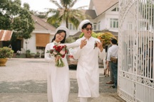 Nam sinh bế con nhận bằng tốt nghiệp: Mình tính không bằng.. trời tính!