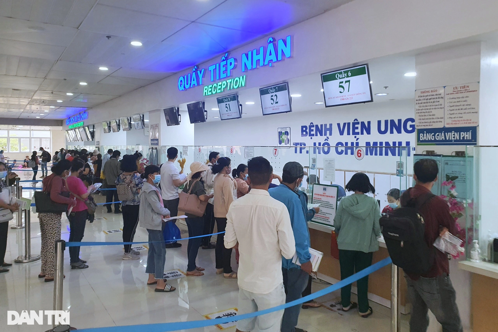 Công an làm việc với cô gái tố bác sĩ đòi vui vẻ mới đưa thuốc - 2