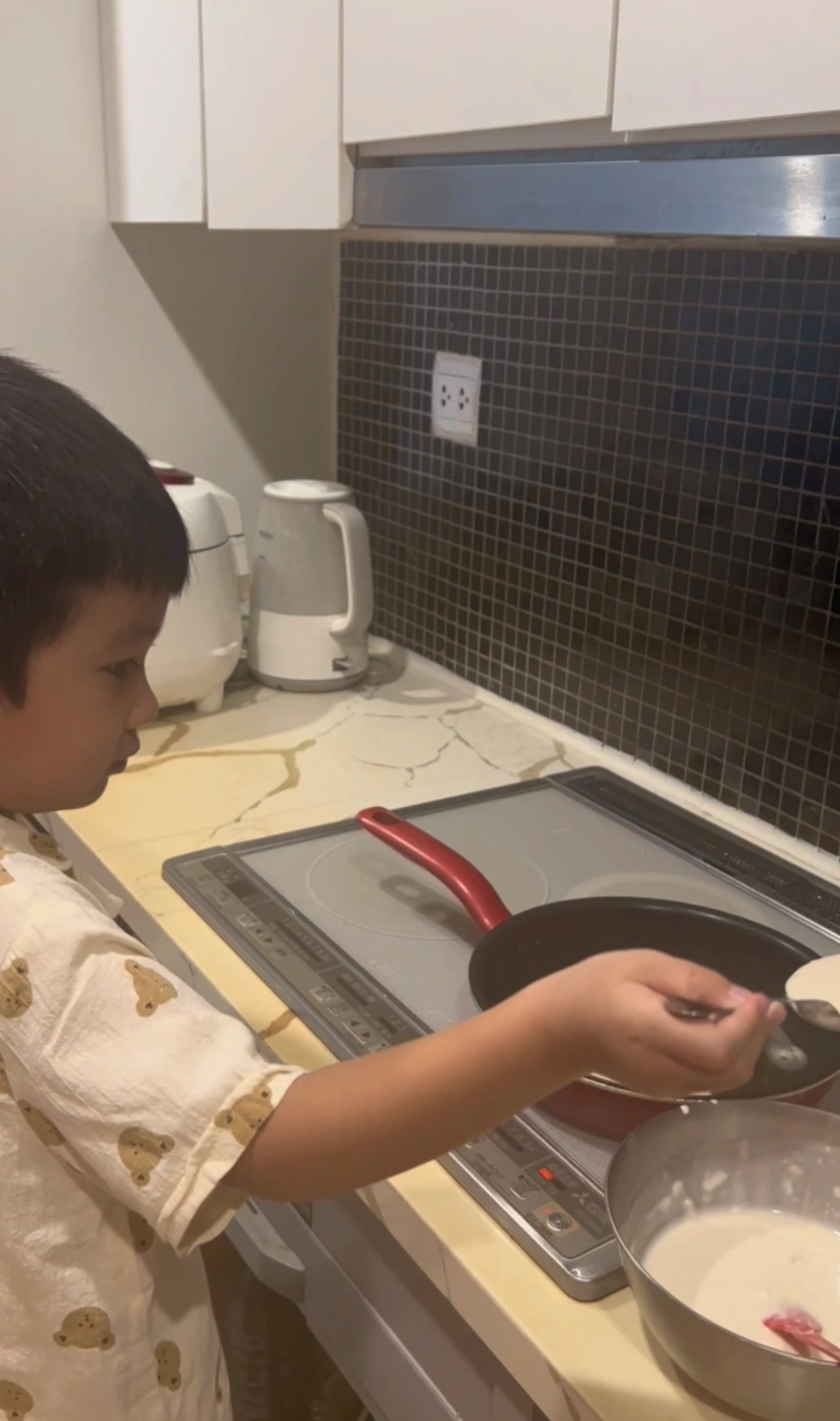 Mẹ tìm nghìn cách lạ nuôi con tự kỷ: Ru bằng xe máy, nói chuyện với gương - 6