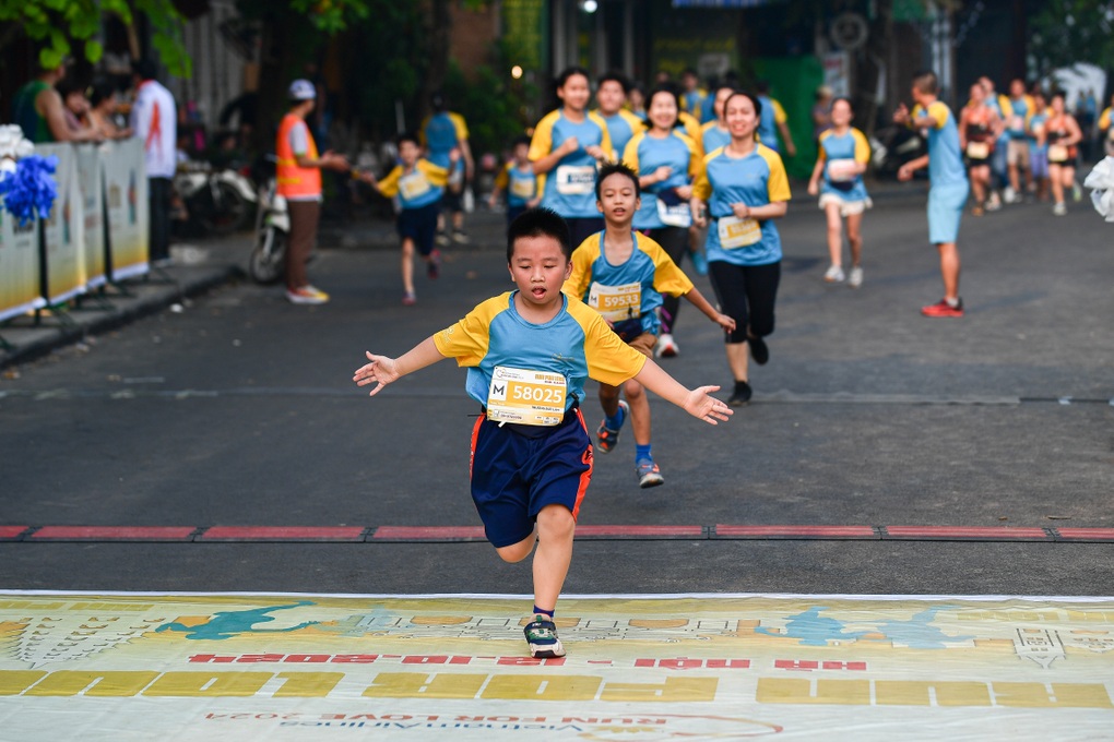 Vietnam Airlines mở bán vé giải chạy “Run For Love 2025” - 3