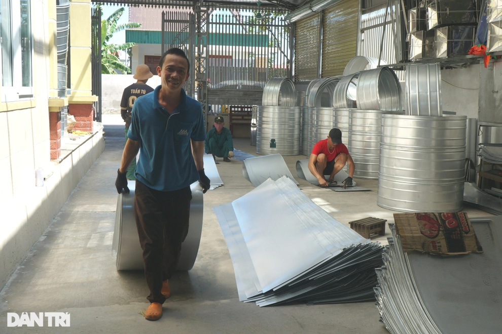 Người dân quê lúa hái ra tiền nhờ nghề đóng thùng tôn - 1 Người dân quê lúa hái ra tiền nhờ nghề đóng thùng tôn - 1