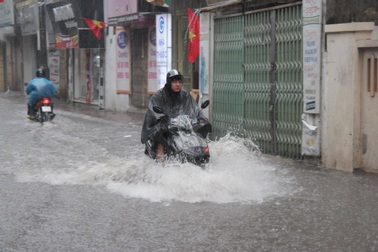 Hà Nội: Mưa lớn, nhiều tuyến phố ngập sâu trong nước