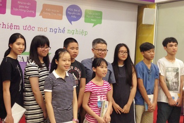 GS Ngô Bảo Châu chọn nghề… cắt tóc trong trải nghiệm hướng nghiệp đầu đời