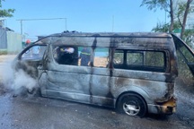 Xe cứu thương chở nhiều người bốc cháy khi đang lưu thông