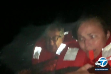 Tàu bốc cháy dữ dội, du khách “nhắm mắt làm liều” nhảy xuống biển có cá mập