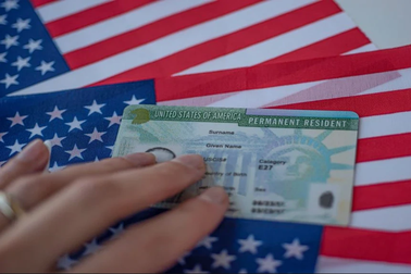 Một người Việt bị bắt vì cáo buộc mua bán "thẻ xanh" Mỹ