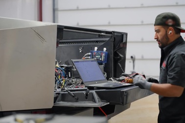 Xem hậu trường thử nghiệm an toàn khắc nghiệt của mẫu Tesla Cybertruck