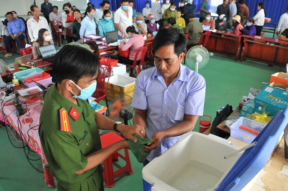 Người dân Phú Quốc ngâm tay vào thùng nước đá khi làm... căn cước - 8 Người dân Phú Quốc ngâm tay vào thùng nước đá khi làm... căn cước - 8
