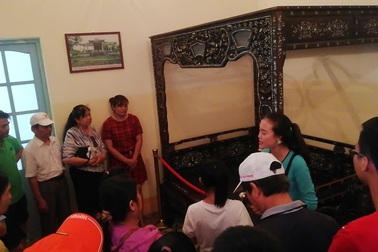 Du khách nghe giới thiệu về khu nhà "Công tử Bạc Liêu".